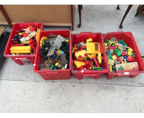 A LARGE QUANTITY OF VINTAGE CHILDRENS TOYS TO INCLUDE PLAY MOBILE, VEHICLES AND WOODEN BLOCKS ETC 