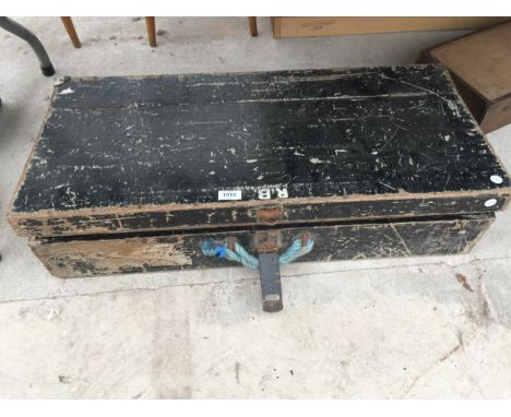 A VINTAGE WOODEN JOINERS CHEST TO INCLUDE AN ASSORTMENT OF TOOLS TO INCLUDE BRACE DRILL AND RECORD NO.5 WOOD PLANE ETC 