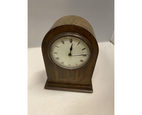 A WOODEN CASED MANTLE CLOCK HEIGHT 20CM 
