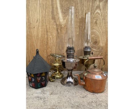 AN ASSORTMENT OF VINTAGE ITEMS TO INCLUDE TWO OIL LAMPS, A COPPER KETTLE AND AN OIL LAMP CONVERTED TO ELECTRIC ETC 