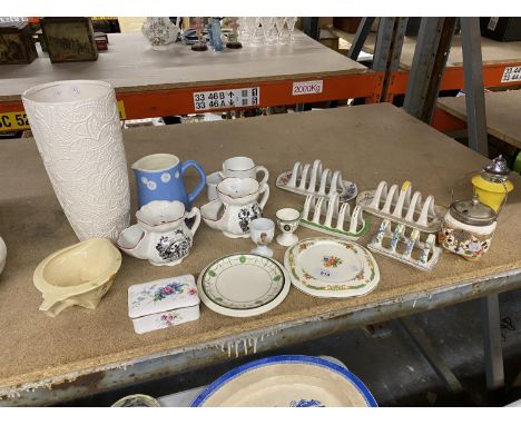 A COLLECTION OF CERAMIC ITEMS TO INCLUDE TOAST RACKS, SHAVING JUGS, VASE, PLATES, ETC 