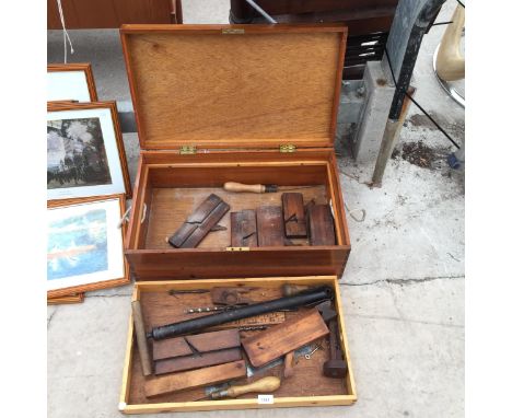 A VINTAGE WOODEN JOINERS CHEST WITH AN ASSORTMENT OF TOOLS TO INCLUDE A PUMP, WOOD PLANES AND DRILL BITS ETC 