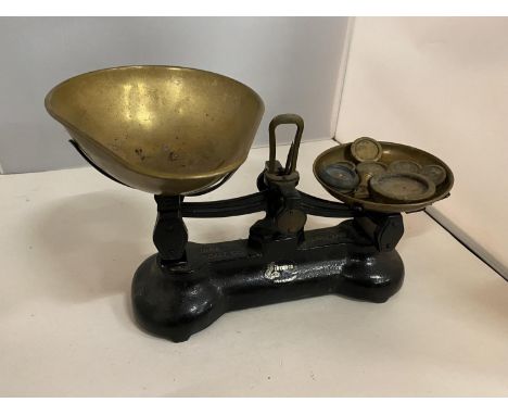 A SET OF VINTAGE LIBRASCO SCALES AND WEIGHTS BY THE LIBRA SCALE COMPANY 