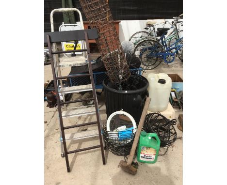 A MIXED LOT TO INCLUDE A FOUR STEP ALLOY LADDER, LUMP HAMMER, HANGING BASKETS, BIN ETC 