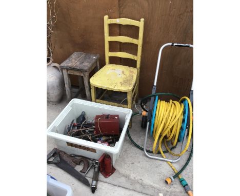 A VINTAGE WOODEN STOOL AND CHAIR, A GARDENA HOSE PIPE ON A REEL AND BOX OF TOOLS 