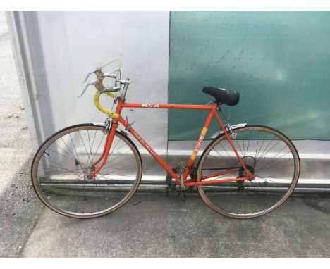 A VINTAGE BSA TOUR DE FRANCE RACING BIKE WITH A TEN SPEED GEAR SYSTEM 
