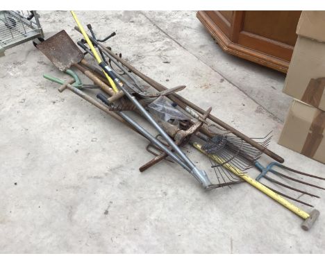 A LARGE GROUP OF ASSORTED GARDEN TOOLS, RAKES, PICK ETC 
