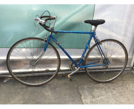 A VINTAGE KALHOFF RACING BIKE WITH A TEN SPEED SHIMANO GEAR SYSTEM 