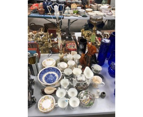 A MIXED GROUP OF ITEMS TO INCLUDE PART TEA SERVICES , LAMP ETC 