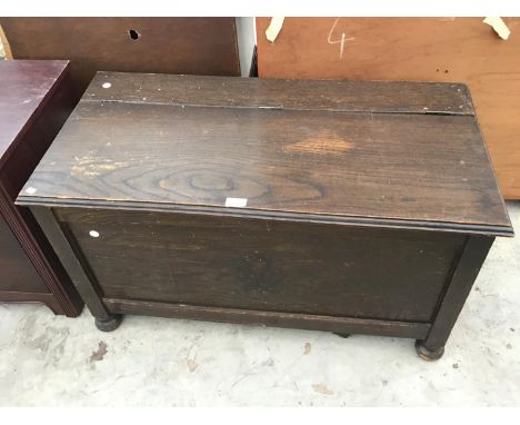 A VINTAGE OAK BLANKET CHEST 