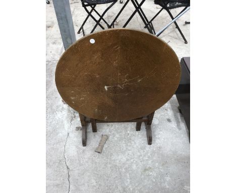 A VINTAGE TILT TOP CIRCULAR COFFEE TABLE 