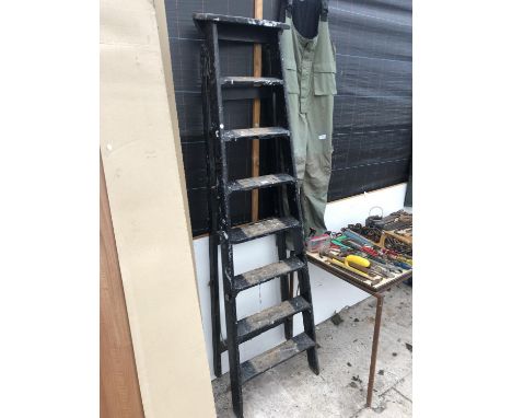 A VINTAGE WOODEN EIGHT RUNG STEP LADDER 