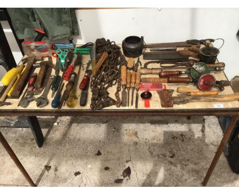 A LARGE COLLECTION OF TOOLS TO INCLUDE SAWS, HAMMERS, CHISELS, CHAINS, PLANES ETC 
