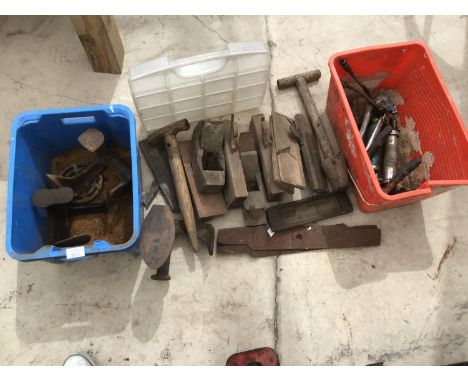 VARIOUS VINTAGE ITEMS TO INCLUDE PLANES, SHOE LASTS AND TOOLS ETC 