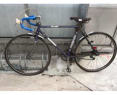 A VINTAGE CARLTON RACING BIKE WITH A FIVE SPEED GEAR SYSTEM 