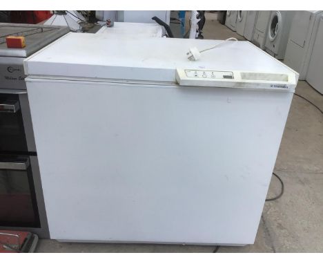 A CHEST FREEZER 93.5CM IN WORKING ORDER (POWER BUTTON DAMAGED) 