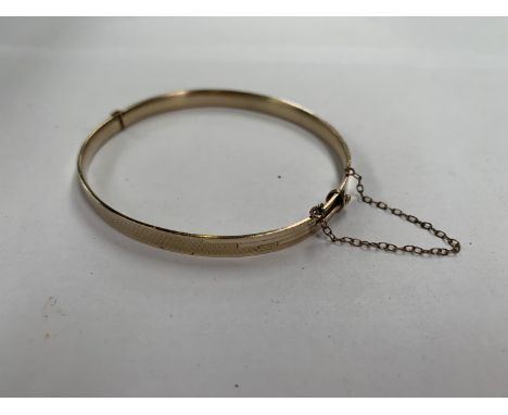 A YELLOW METAL LADIES BANGLE 