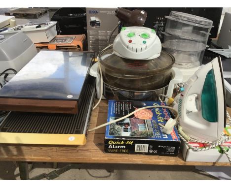 A LARGE COLLECTION OF ELECTRICALS TO INCLUDE TWO HEATED HOT PLATES, IRON, STEAMER, ALARM, FRYER, LAMP, IRON AND BULBS ETC 
