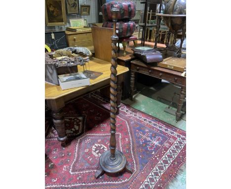 A barley twist oak standard lamp. H:147cm