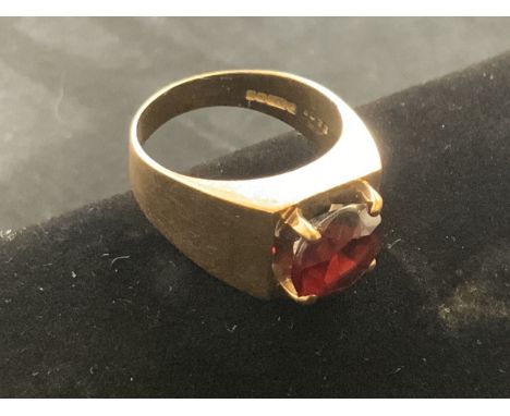A 9ct gold and garnet ring. Size p. 