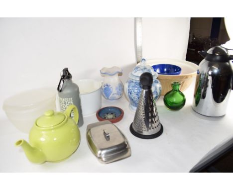 BOX CONTAINING CERAMIC ITEMS INCLUDING BLUE AND WHITE VASE AND COVER AND KITCHEN ITEMS