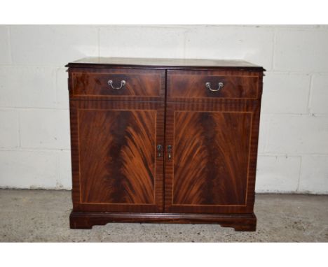 GOOD QUALITY REPRODUCTION SIDE CABINET WITH FITTED SHELVES FEATURING DUMMY DRAWERS, WIDTH APPROX 85CM