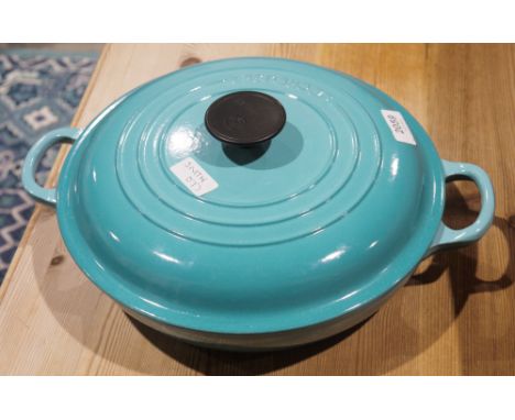 Light blue glazed cast iron twin-handled and lidded Le Creuset shallow casserole pot, 26cm&nbsp;Condition Report
Internal dia