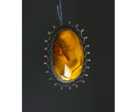 Massive Brosche mit großem Bernstein (20. Jh.), d. Bernstein m. versch. Einschlüssen (ca.3,4 x 5,5 cm), in Metallfassung, Gew