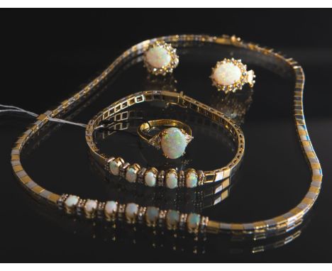 4-teiliges Opal-Schmuckset GG/WG, bicolor, bestehend aus: 1x Ring 585 GG, Ringgröße: 57,1x Paar Ohrclips 750 GG, 1x Armband 5