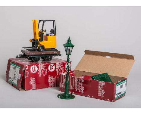 Lehmann LGB, Konvolut, 1x 50500 Straßenlaterne, 1x 40510 Flachwagen m. Gabelstapler, SpurG, jew. im Originalkarton. Zustand: 