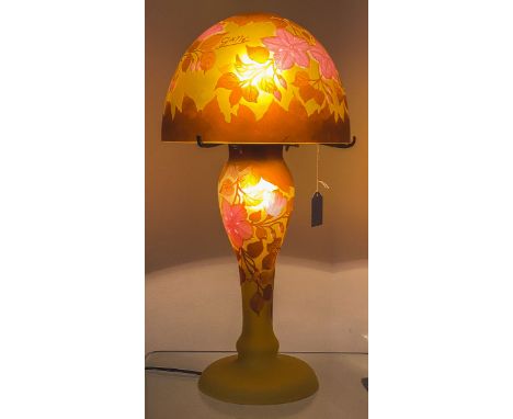Tischlampe, Kameoglas in gelb u. rot, geätzter Dekor, balusterförmigerSchaft m. Glockenarb. Aufsatz, elektr., Signatur "Gallé