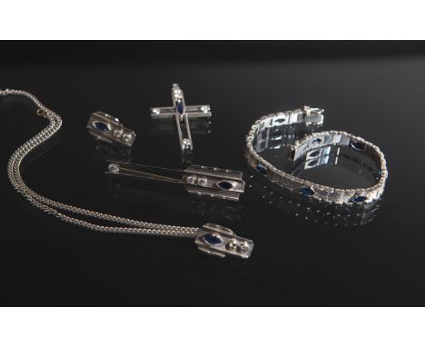 5-teiliges Schmuckset 585 WG (Juwelier Kley), bestehend aus: 1x Flachpanzerkette, 1xKreuzanhänger, besetzt m. 1 Saphir im Mar