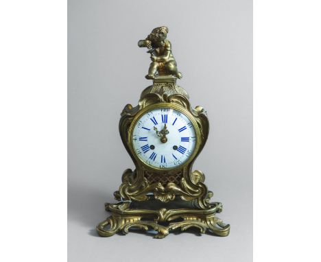 Tischuhr (19. Jh.), im Stil d. Rokoko, Emailzifferblatt m. röm. Ziffern, Schlag aufGlocke, H. ca. 35 cm. Funktion nicht geprü