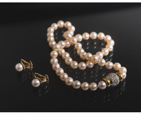 2-teiliges Schmuckset von Perlenkette und Ohrclips, Dm. Perlen. d. Kette ca. 8,5-9 mm,Verschluss 750 GG/WG m. Diamanten im Br