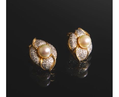 Paar Ohrclips mit Perle und Diamantbesatz 585 GG/WG, je besetzt m. 1 Perle (Dm. ca. 12mm), darum je 30 kl. Diamanten im Brill