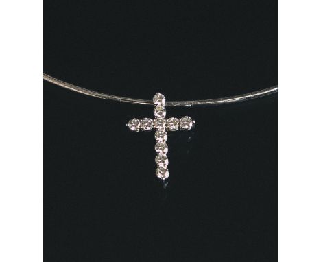 Halsreif mit Kreuzanhänger 750 WG (Juwelier Wagner Madler, Mainz), Anhänger besetzt m. 11Diamanten im Brillantschliff von zus