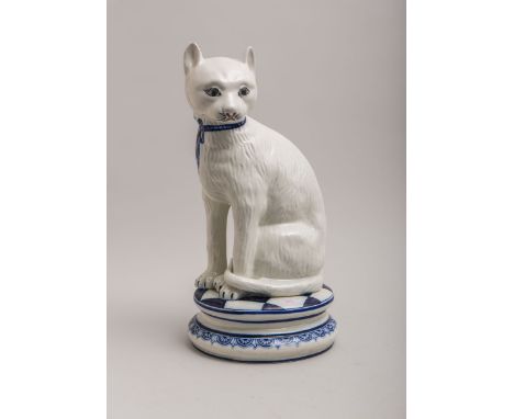 Keramikfigur "Katze" (20/30er Jahre), Keramik, auf rundem Sitzpolster m. blauer Bemalung,Unterboden bez. in blau "LA ESPANOLA