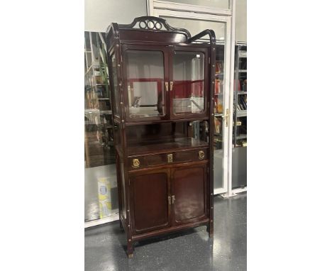 Schrank (Jugendstil), Holz m. Glaseinsatz, ca. 200 x 80 x 45,5 cm.