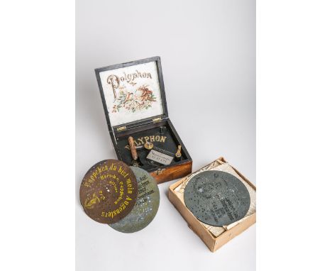 Polyphon, Nussholz, quadratische Form, 24 Platten aus Metall, Dm. Platten ca. 16,5 cm,bez.: Empfänger Hollfelder 3 Batterie L