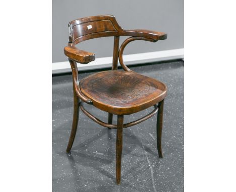 Schreibtischstuhl (Kohn, Wien), Bugholz, halbrunde Form m. Armlehnen, Holzsitz geprägt.