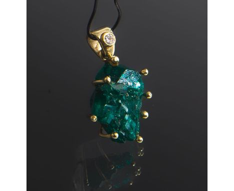 Smaragd-Anhänger, Fassung 585 GG, 1 natürlicher Smaragd ausgefasst, L. ca. 2 cm, Öse besetzt m. kl.Diamanten im Brillantschli