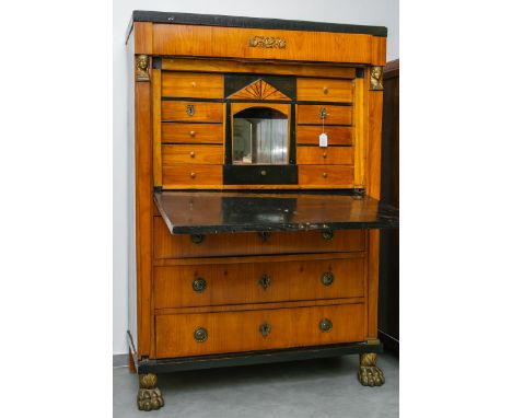 Sekretär / Schreibschrank (um 1810/15), Kirschholz furniert, Füße in vergoldetenTierklauen, Lisenen ob. m. vergoldeten Frauen