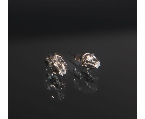 Paar Ohrstecker 585 GG, je besetzt m. 1 kl. Brillant, gestempelt: Feingehalt, Gewicht ca.2,00 g.