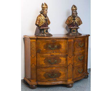 Kommode (18. Jh.), Nussholz u. a. Edelhölzer furniert, Messing-/ Bronzebeschlagwerk,6-schübig, m. Bandwerk furniert, Front mi