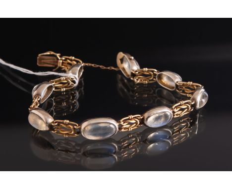 Armband 333 Gold, Besatz m. 8 Mondsteincabochons.