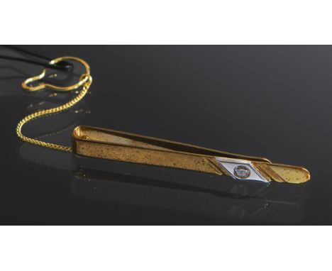 Krawattennadel 333 GG/WG, besetzt m. 1 Diamant im Brillantschliff von ca. 0,15 ct,gestempelt: Feingehalt, Gewicht ca. 3,75 g.
