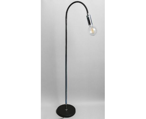 Stehlampe (Markslöjd, Schweden), verchromt, Fuß u. oberes Drittel schwarz, H. bis zu ca.172 cm (m. Glühbirne). Gebrauchszusta