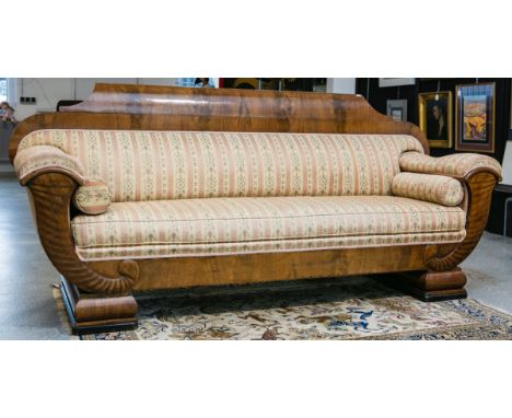 Sofa 3-sitzig (Norddeutschland, 1825/30, Biedermeier), Mahagoniholz, gerade Rückenlehne m.kl. Aufsatz, d. Seitenlehnen als Fü
