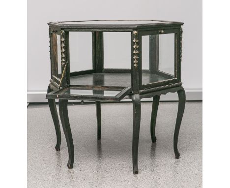 Tischvitrine (um 1920/30), Eichenholz dunkel gebeizt, 6-Kantform, auf hohen geschweiftenBeinen, 6-eckiger Aufbau m. Rundumver