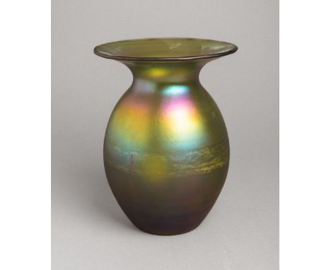 Vase (WMF), irisierendes Glas in grün u. violett, H. ca. 19 cm.